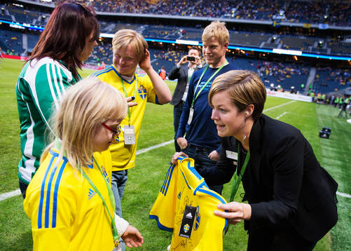 Deltagare i Special Olympics får signerade matchtröjor i