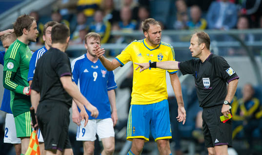 Utvisning, Andreas Granqvist, Sverige. Nikolay Yordanov,