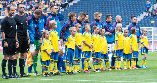 Line up, Färöarna, här med matchmascotar