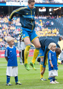 Matchmascotar, Per Nilsson, Sverige, värmer upp