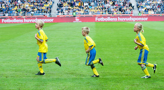 Matchmascotar lämnar planen