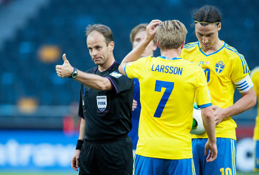 Domaren gör tummen upp