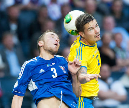 Mikael Lustig, Sverige, nickduell mot Viljormur Davidsen,