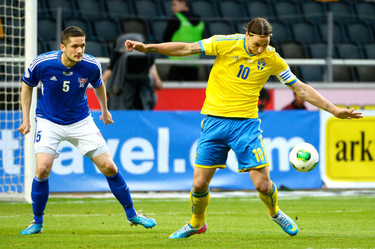 Sveriges Zlatan Ibrahimovic tar emot bollen framför