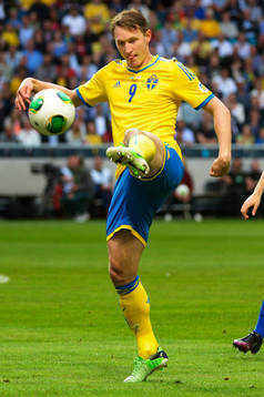 Sveriges Kim Källström tar ner bollen i matchen mellan