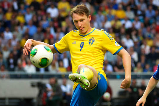 Sveriges Kim Källström tar ner bollen i matchen mellan