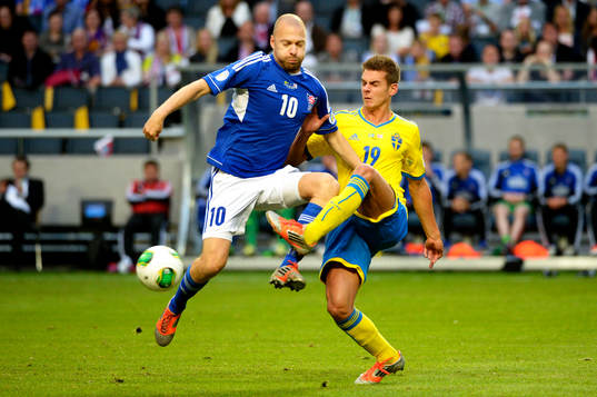 Sveriges Alexander Kacaniklic i kamp om bollen med