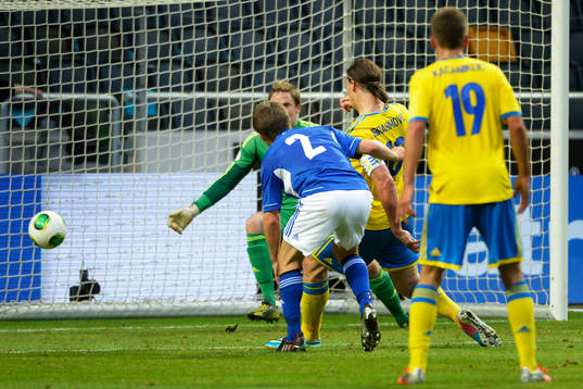 Sveriges Zlatan Ibrahimovic gör 1-0 i matchen mellan