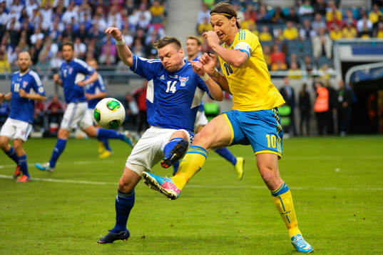 Sveriges Zlatan Ibrahimovic i kamp om bollen med
