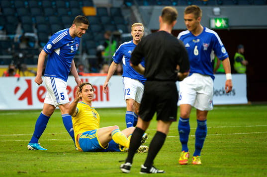 Sveriges Zlatan Ibrahimovic gestikulerar i matchen mellan