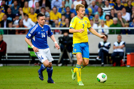 Sveriges Sebastian Larsson jagas av Färöarnas Suni Olsen