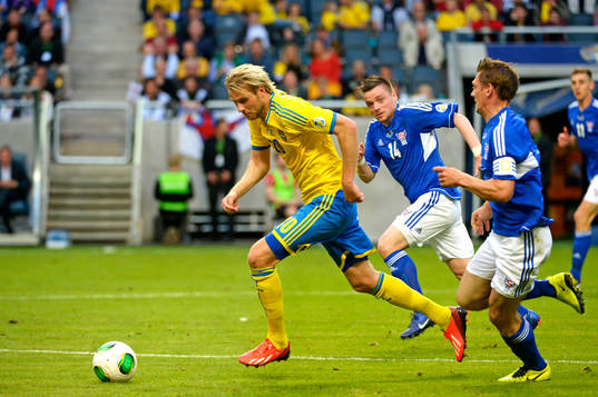 Sveriges Ola Toivonen driver upp bollen i matchen mellan