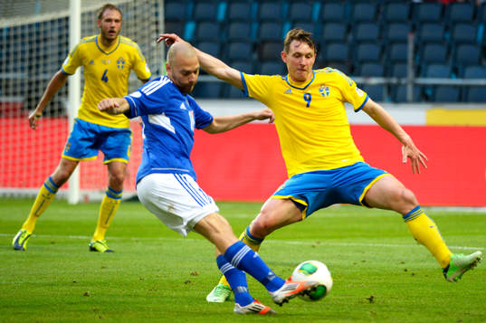 Sveriges Kim Källström i kamp om bollen i matchen mellan