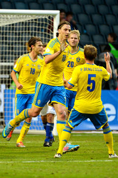 Sveriges Zlatan Ibrahimovic jublar med Pierre Bengtsson,