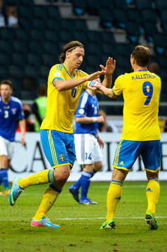 Sveriges Zlatan Ibrahimovic jublar med Kim Källström