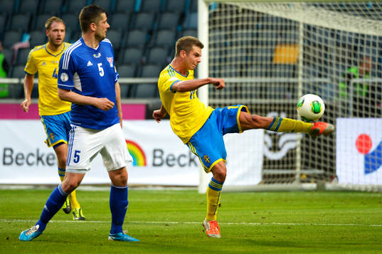 Sveriges Alexander Kacaniklic tar emot bollen i matchen