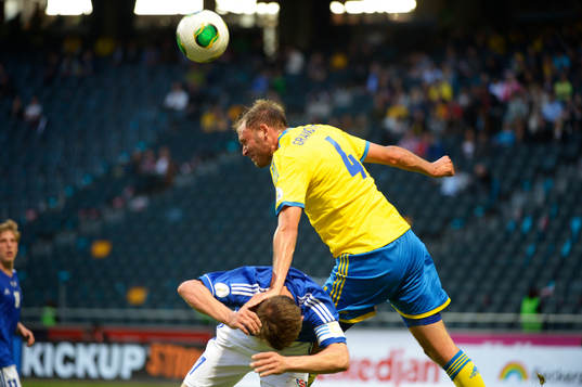 Sveriges Andreas Granqvist nickar i matchen mellan Sverige