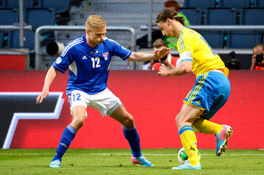 Sveriges Zlatan Ibrahimovic utmanar Färöarnas Johan