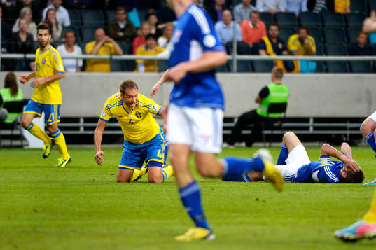 Sveriges Andreas Granqvist gestikulerar