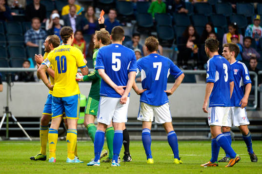 Sveriges Andreas Granqvist får rött kort i matchen mellan