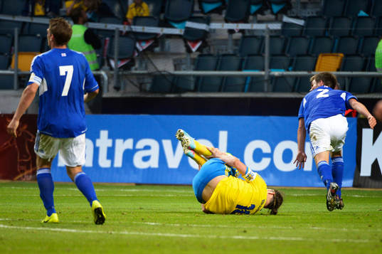 Sveriges Zlatan Ibrahimovic faller i matchen mellan Sverige