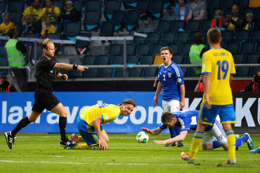 Sveriges Zlatan Ibrahimovic blir tilldöms straff i matchen