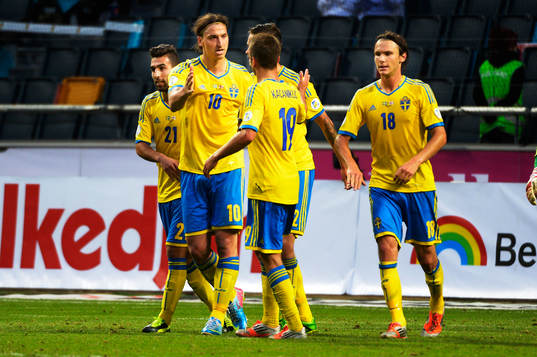 Sveriges Zlatan Ibrahimovic firar med Alexander Kacaniklic