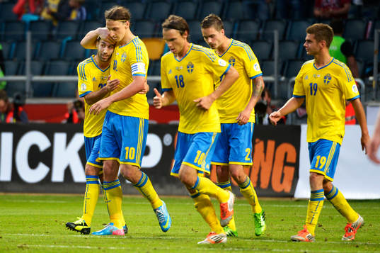 Sveriges Zlatan Ibrahimovic firar med Jimmy Durmaz