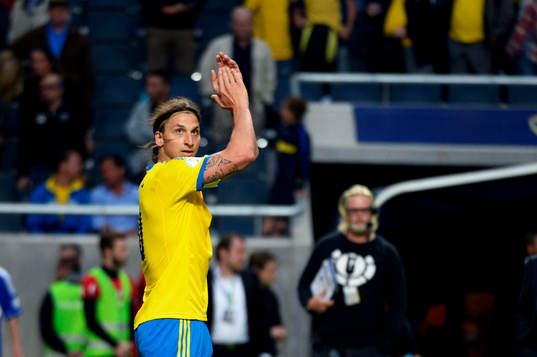 Sveriges Zlatan Ibrahimovic tackar publiken innan han går