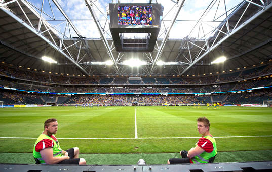 Två plublikvärdar som vanligen spelar amerikansk fotboll