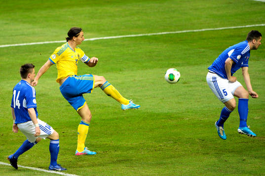 Zlatan Ibrahimovic, Sverige skjuter mot Atli Gregersen,