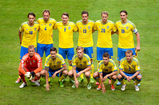 Sveriges laguppställning innan match. Övre raden från