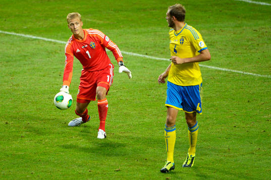 Pär Hansson, målvakt, Sverige rullar ut bollen till
