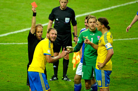 Andreas Granqvist, Sverige får rött kort av domaren.