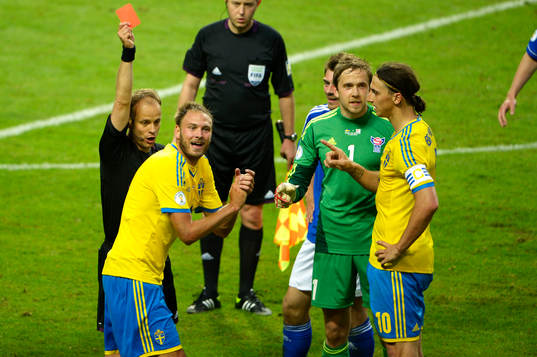 Andreas Granqvist, Sverige, gestikulerar när han får