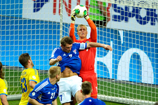 Pär Hansson, målvakt, Sverige räddar framför Frodi