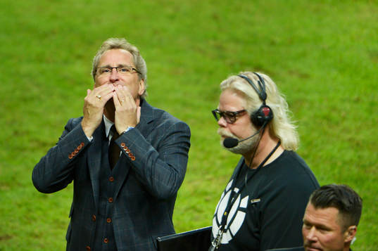 Erik Hamrén, förbundskapten, Sverige, tackar publiken
