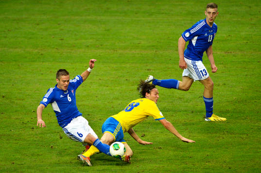 Albin Ekdal, Sverige faller framför Hallur Hansson,