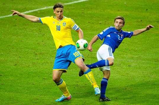 Zlatan Ibrahimovic, Sverige, blir nerdragen av Jonas Tor