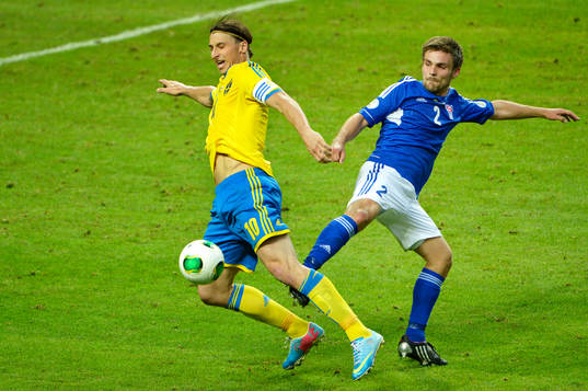Zlatan Ibrahimovic, Sverige, blir nerdragen av Jonas Tor