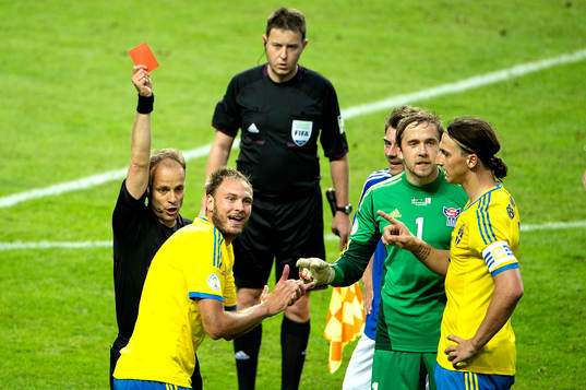 Andreas Granqvist, Sverige får rött kort samtidigt som