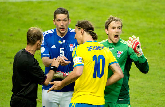 Zlatan Ibrahimovic, Sverige kastar bollen mitt i ansiktet