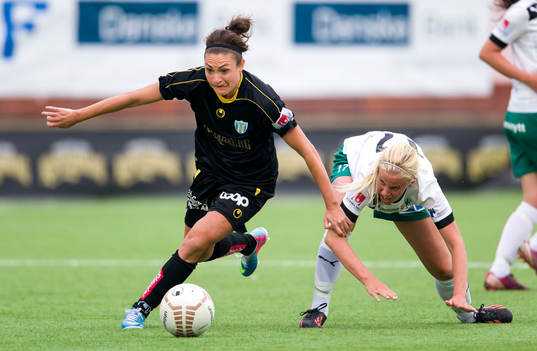 Jodie Taylor, Kopparbergs Göteborg, driver bollen framför