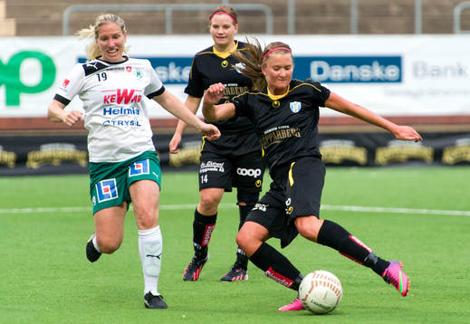 Catrine Dyngvold, Kopparbergs Göteborg, skjuter 5-0