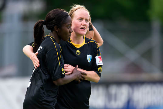 Marie Hammarström gratulerar Anita Asante, Kopparbergs