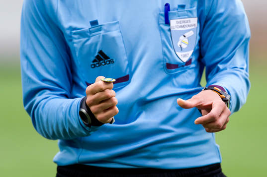Domaren singlar slant om vem som ska börja med boll
