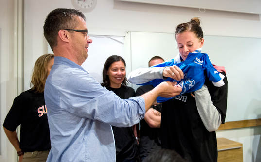 Lotta Schelin får en tröja från Kållred SK