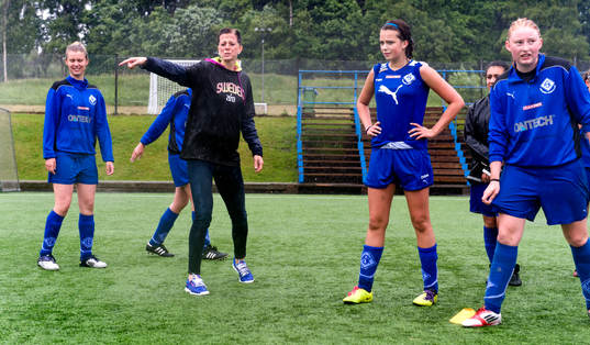 Lotta Schelin gestikulerar