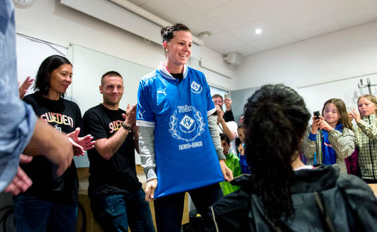 Lotta Schelin får en tröja från Kållered SK