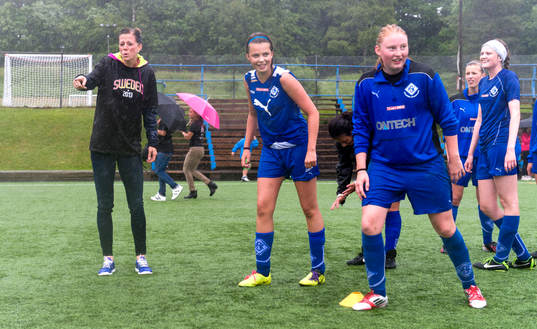 Lotta Schelin gestikulerar